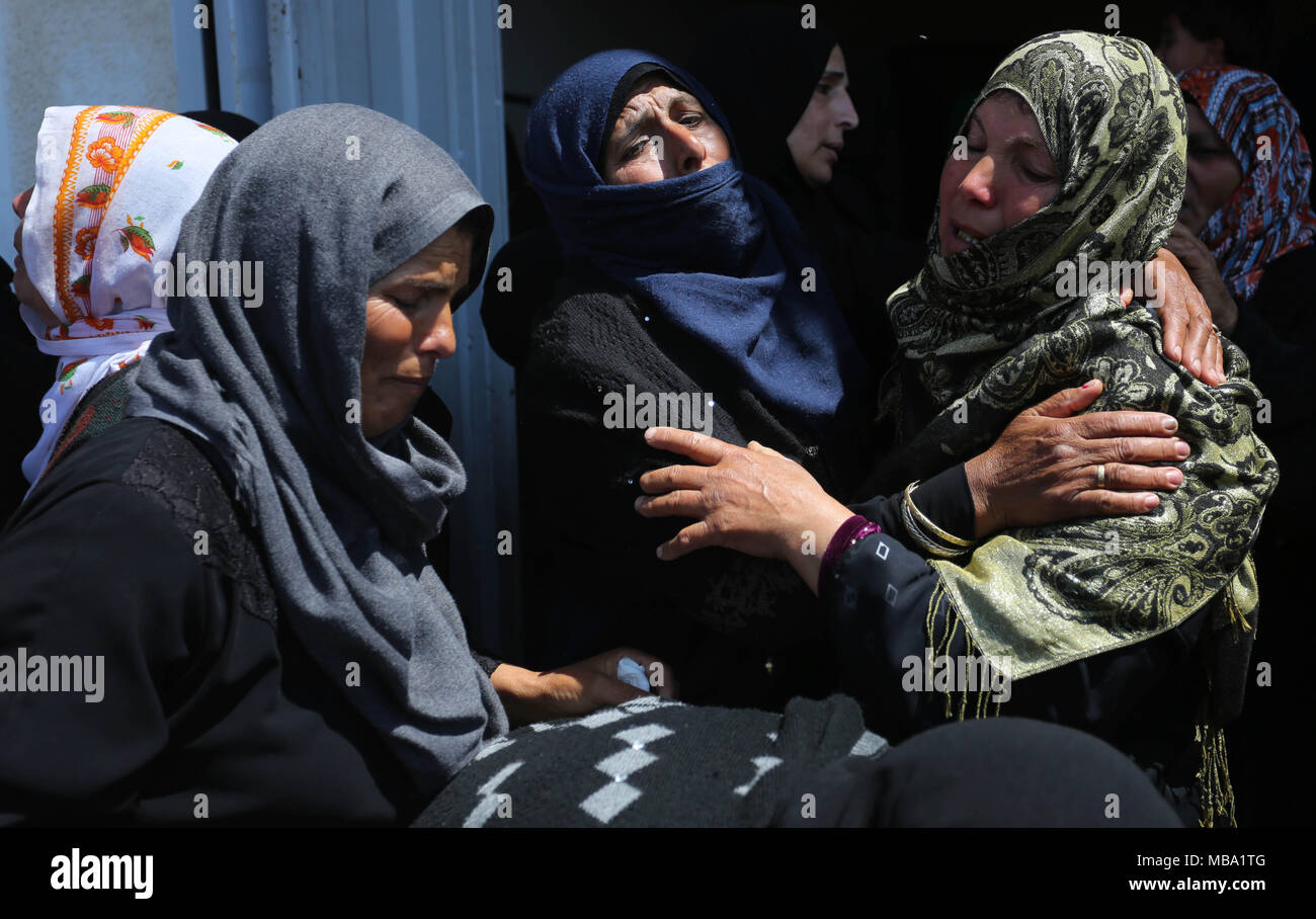 Khan Yunis, Gaza Strip, Palestinian Territory. 9th Apr, 2018. Palestinian relatives of Marwan Qudeih, who was wounded by Israeli fire east of Khan Yunis on March 30 and later died of his wounds, mourn during his funeral in Khan Yunis, in the southern Gaza Strip on April 9, 2018 Credit: Ashraf Amra/APA Images/ZUMA Wire/Alamy Live News Stock Photo