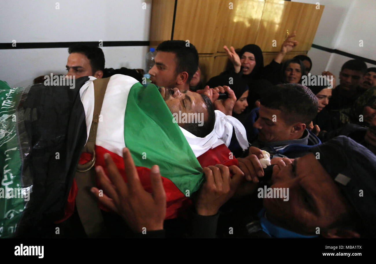 Khan Yunis, Gaza Strip, Palestinian Territory. 9th Apr, 2018. Palestinian relatives carry the body of Marwan Qudeih, who was wounded by Israeli fire east of Khan Yunis on March 30 and later died of his wounds, during his funeral in Khan Yunis, in the southern Gaza Strip on April 9, 2018 Credit: Ashraf Amra/APA Images/ZUMA Wire/Alamy Live News Stock Photo
