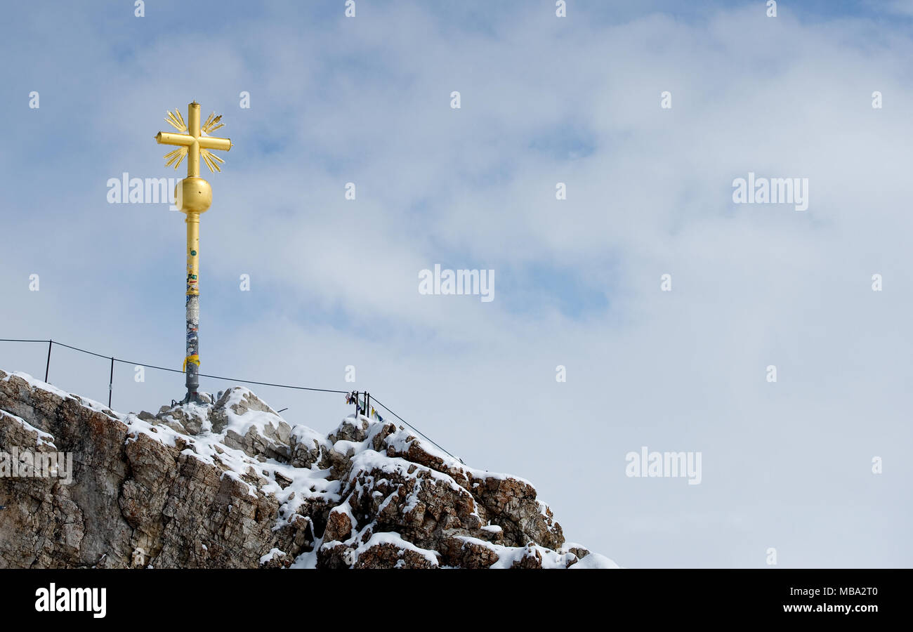 Grainau, Germany. 04th Sep, 2015. Snow at the summit cross on Zugspitze mountain in Bavaria, Germany, on 04.09.2015. | usage worldwide Credit: dpa/Alamy Live News Stock Photo