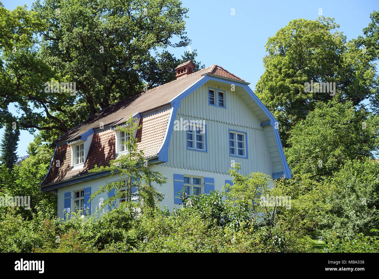 Murnau, Germany. 20th July, 2016. The Münter-Haus in Murnau, Germany, pictured on 20.07.2016. The building, also known as the 'Russenhaus' (lit. Russian house) was home to artists Gabriele Münter (1877-1962) and Wassily Kandinsky (1866-1944) in the summer months from 1909 to 1914. Ideas and artworks generated here became famous as the art of Der Blaue Reiter (The Blue Rider). | usage worldwide Credit: dpa/Alamy Live News Stock Photo