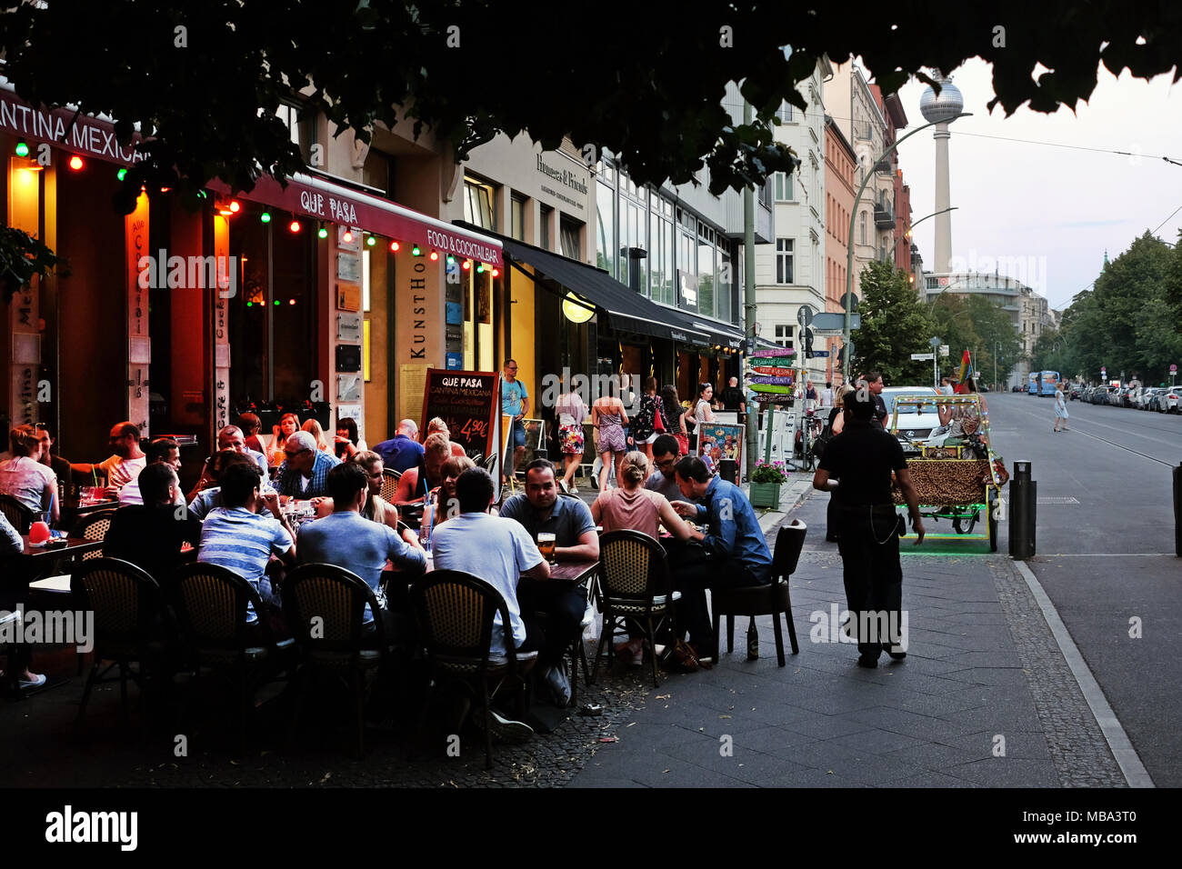 Berlin, Germany. 21st July, 2017. People sitting at tables outside the Mexican restaurant Que Pasa on Oranienburger Straße, on 21.07.2017. Credit: Jens Kalaene/dpa-Zentralbild/ZB | usage worldwide/dpa/Alamy Live News Stock Photo