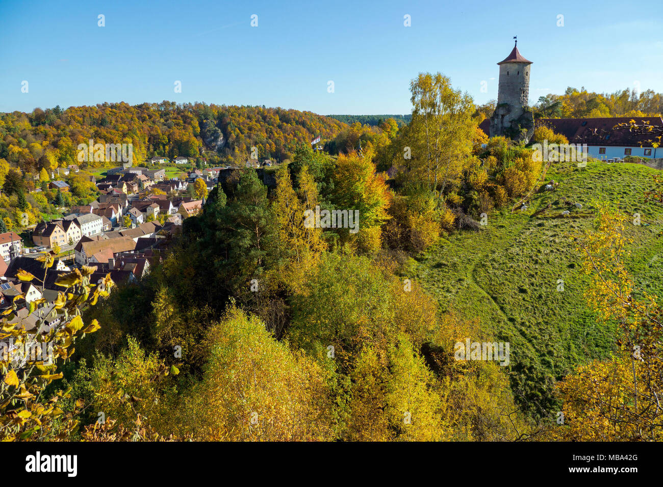Waischenfeld, Germany. 14th Oct, 2017. A view of Waischenfeld in Bavaria, Germany, surrounded by autumnal woods, 14.10.2017. The literary festival marking the meeting of the authors' group Gruppe 47 took place here. Credit: Nicolas Armer/dpa | usage worldwide/dpa/Alamy Live News Stock Photo