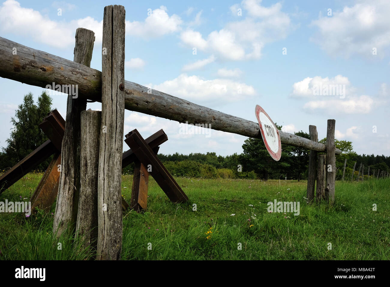 A sign in Russian reads 'Stoi' (stop) in Geisa, Germany, at the state border between Thuringia andHesse at the 'Haus auf der Grenze' (lit. house on the border) in which a permanent exhibition by the Point Alpha Foundation deals with the era of the divided Germany and the border with the DDR during the Cold War,22.08.2017. Roads from East to West Germany were blocked with barriers such as this from 1945 to 1952. Original border facilities can be viewed here at the former German internal border. Photo: Jens Kalaene/dpa-Zentralbild/ZB | usage worldwide Stock Photo