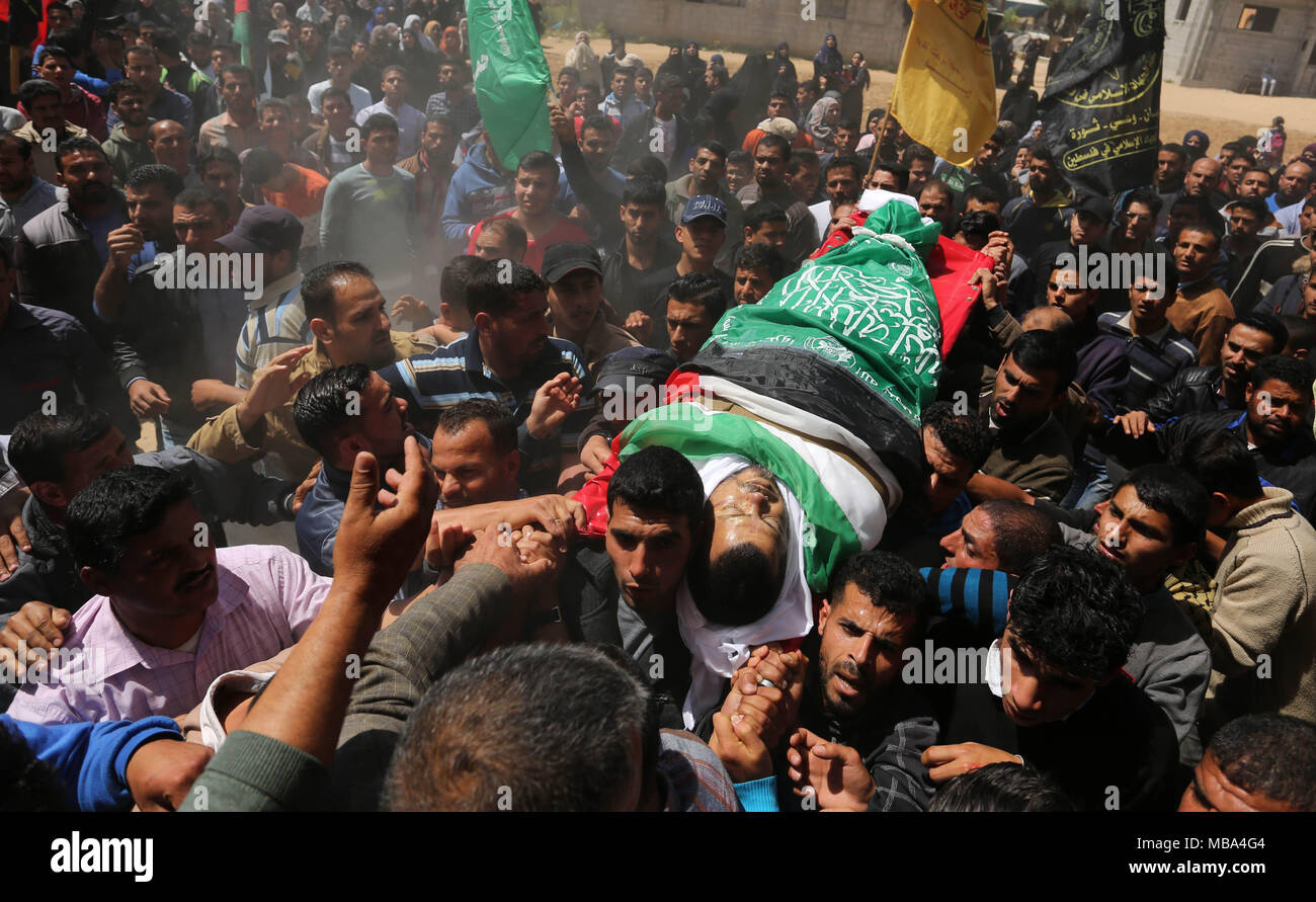 Khan Yunis, Gaza Strip, Palestinian Territory. 9th Apr, 2018. Palestinian relatives carry the body of Marwan Qudeih, who was wounded by Israeli fire east of Khan Yunis on March 30 and later died of his wounds, during his funeral in Khan Yunis, in the southern Gaza Strip. Credit: Ashraf Amra/APA Images/ZUMA Wire/Alamy Live News Stock Photo