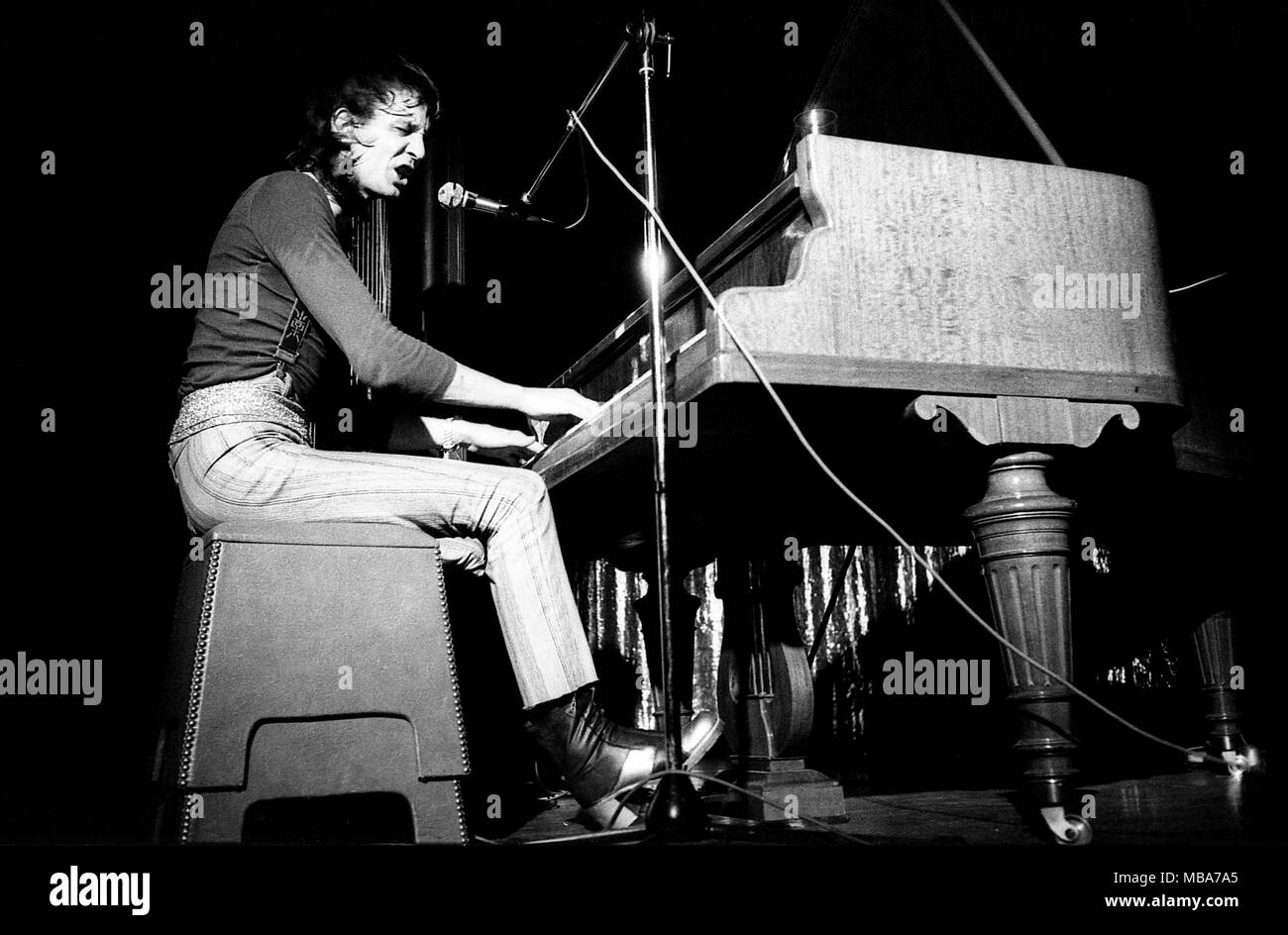 Philippe Gras / Le Pictorium -  Jacques Higelin -  1975  -  France / Ile-de-France (region) / Paris  -  Jacques Higelin, Concert at Olympia, 1975 Stock Photo