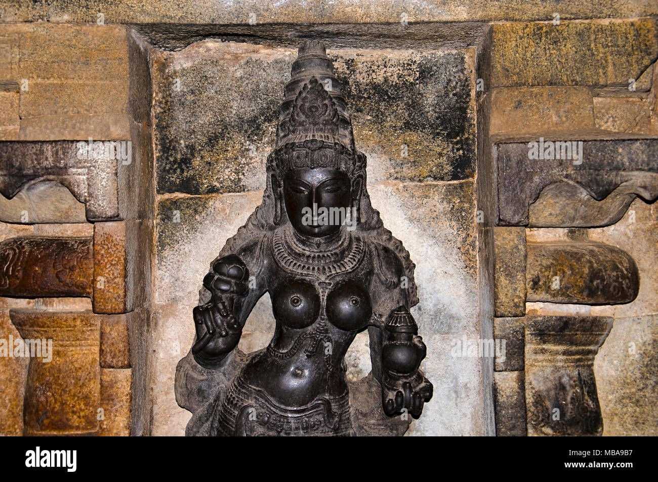 Carved idol on the inner wall of Airavatesvara Temple, Darasuram, near Kumbakonam, Tamil Nadu, India. Hindu Shiva temple of Tamil architecture, built  Stock Photo