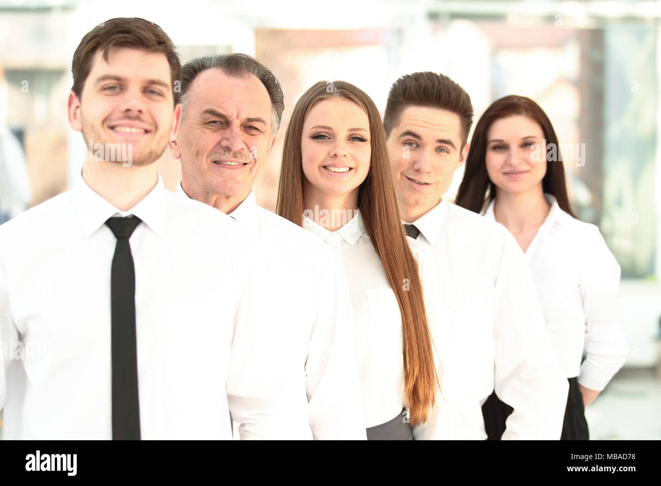 Команда закрытый. Команда закрытый. Человек в офисе селфи. Общее фото голова на голове. 5 главных стилей каратэ слайд.