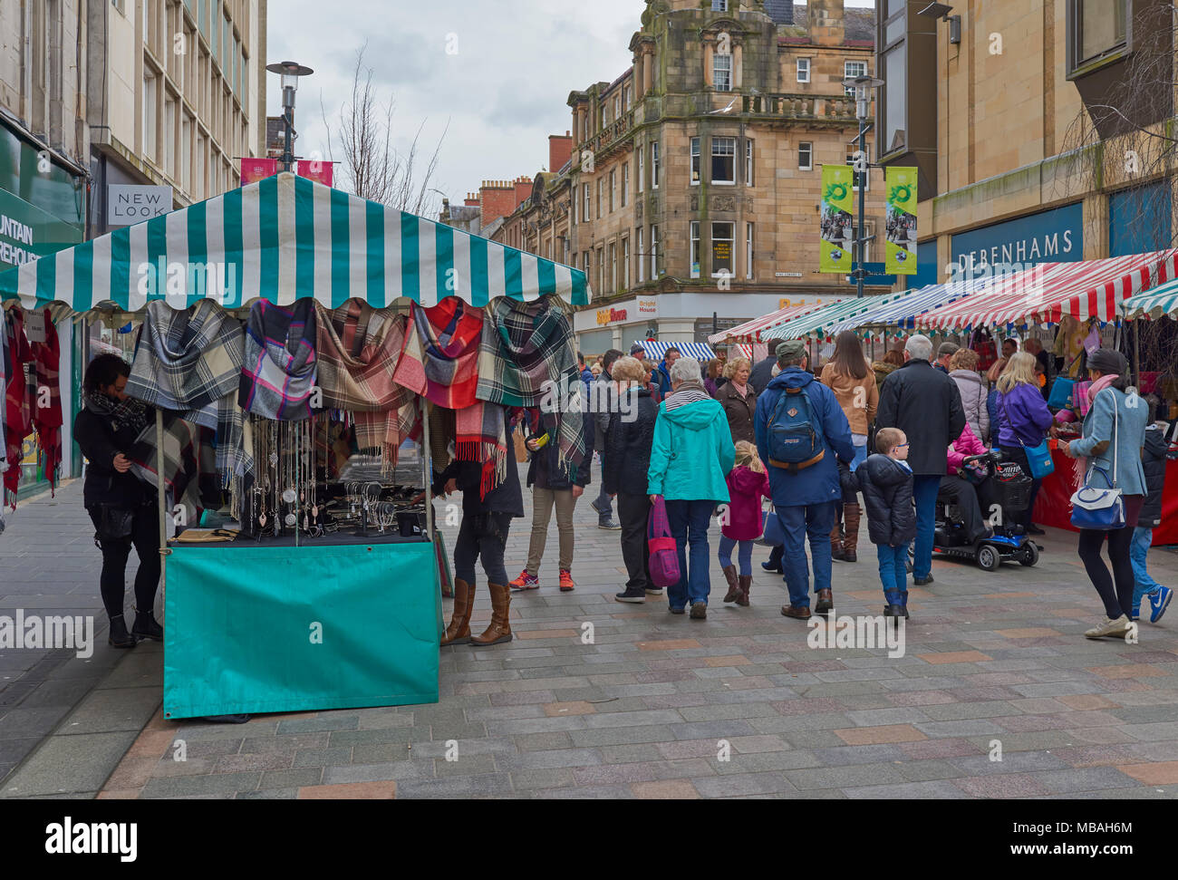 Looking up the High Street at the Shoppers enjoying the Perth Farmers Market which is held every other weekend in Springtime. Perthshire, Scotland. Stock Photo