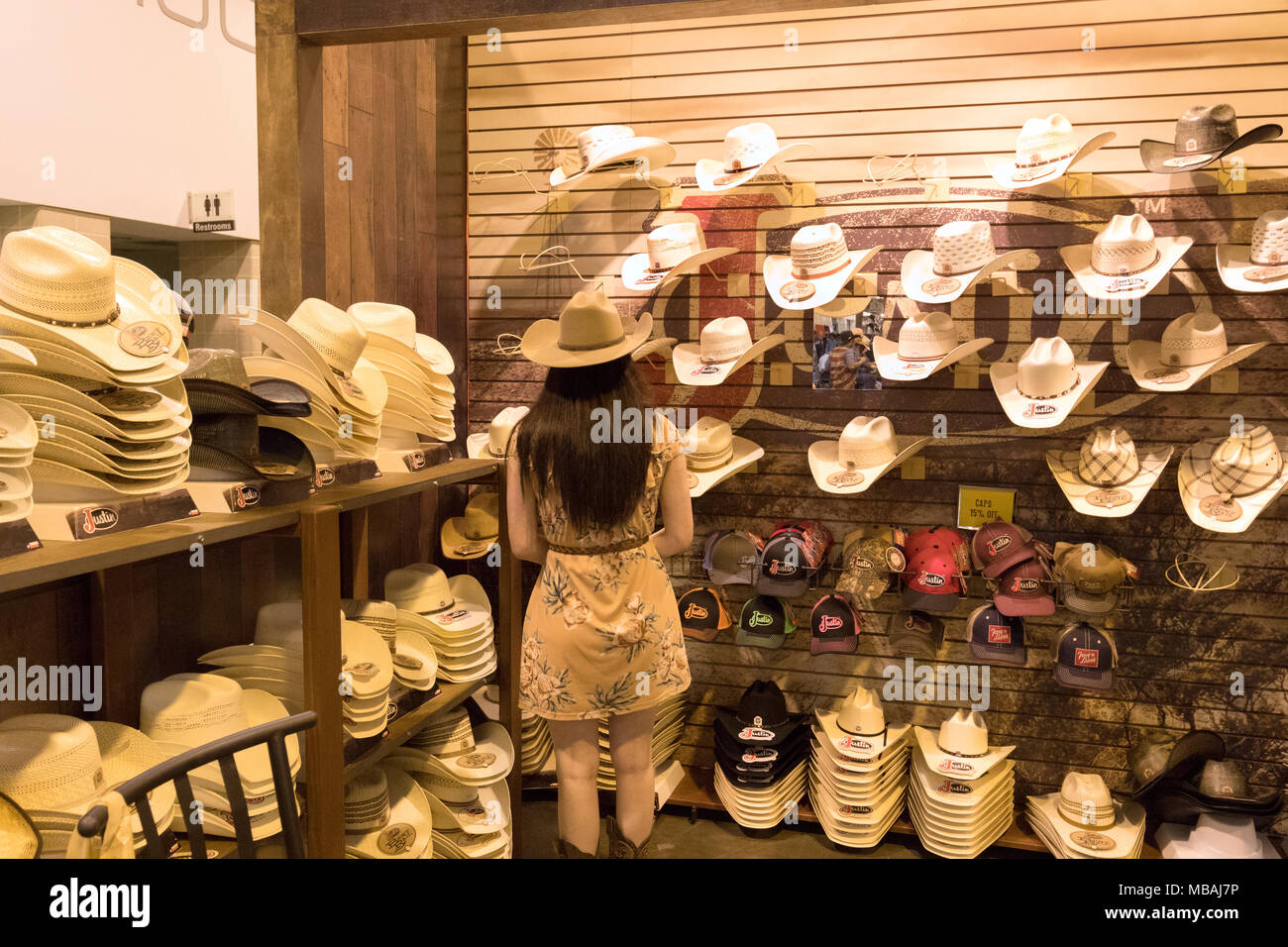 Cowboy hat store hi-res stock photography and images - Alamy