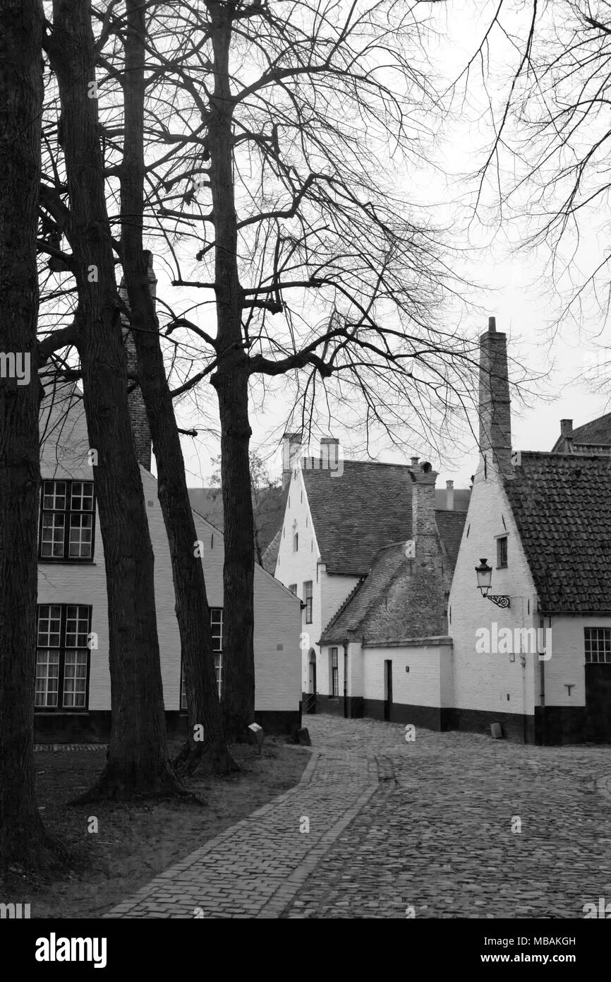 The tranquil Begijnhof ten Wijngaard, Brugge, West Flanders, Belgium: now a Benedictine convent; formerly a 'beguinage' for pious women Stock Photo