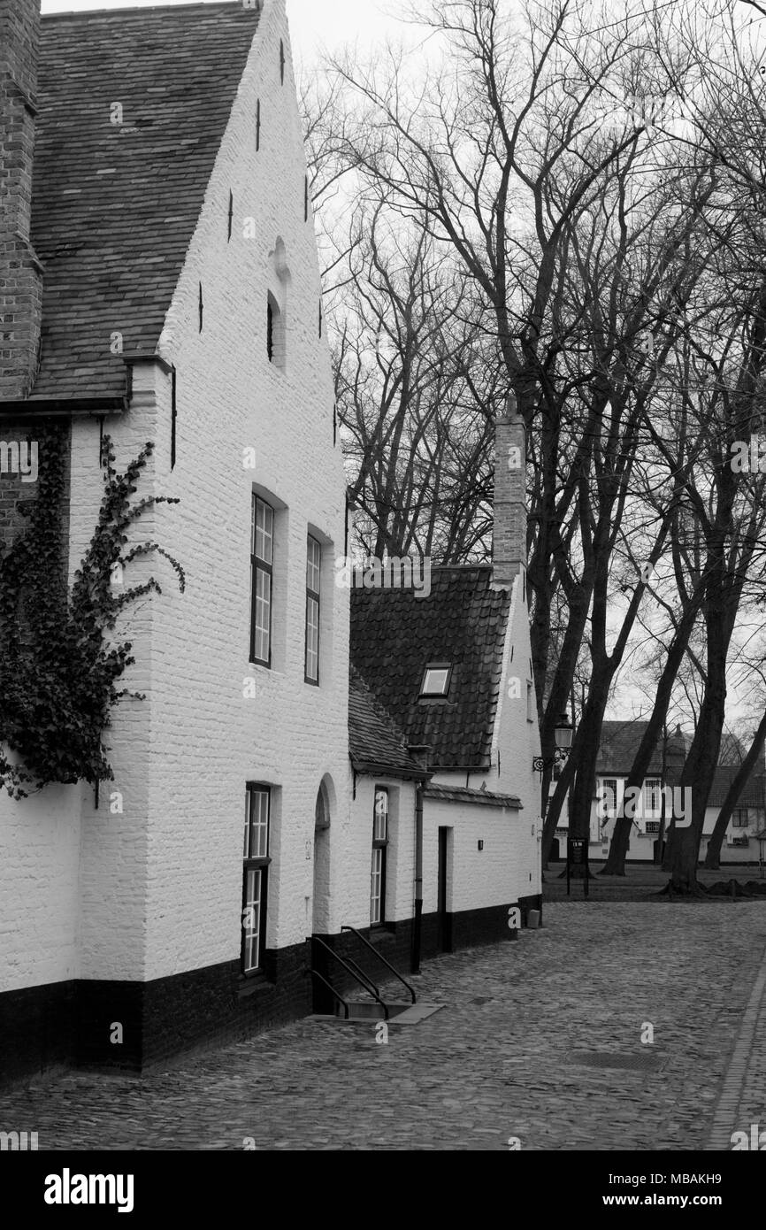 The tranquil Begijnhof ten Wijngaard, Brugge, West Flanders, Belgium: now a Benedictine convent; formerly a 'beguinage' for pious women Stock Photo