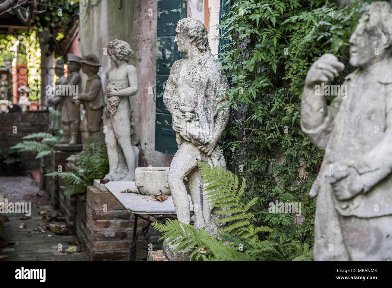 Dirty statues hi-res stock photography and images - Alamy
