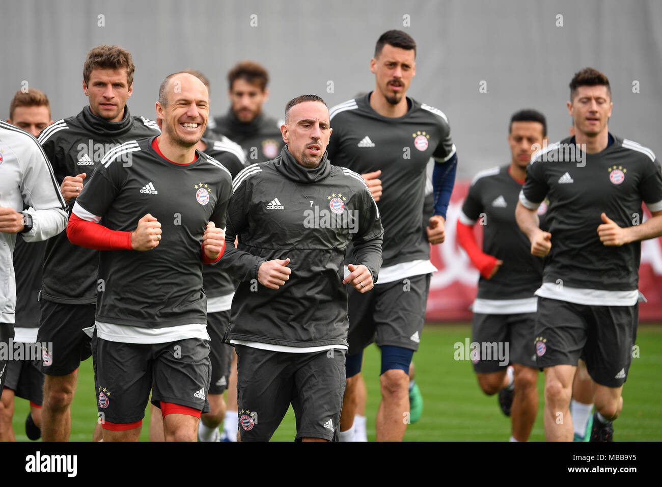Muenchen Deutschland 10th Apr 2018 Spieler Beim Warmlaufen Vorne V Li Arjen Robben Fc Bayern Munich