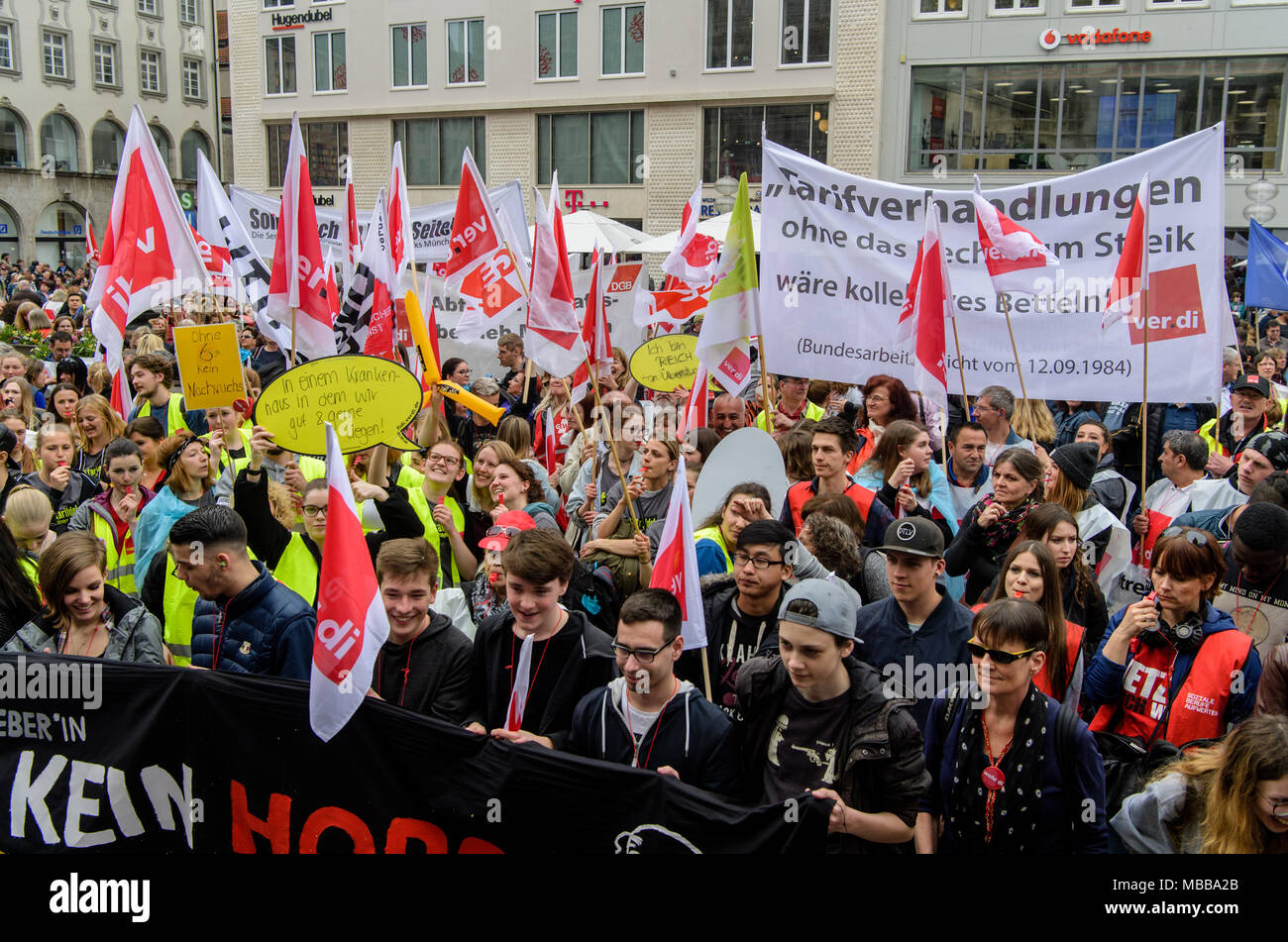 Public transport crowd. Немецкие госслужащие. Streik in deutschland. Почему бастуют железнодорожники. Германия представила первый поезд на автопилоте deutsche bahn.