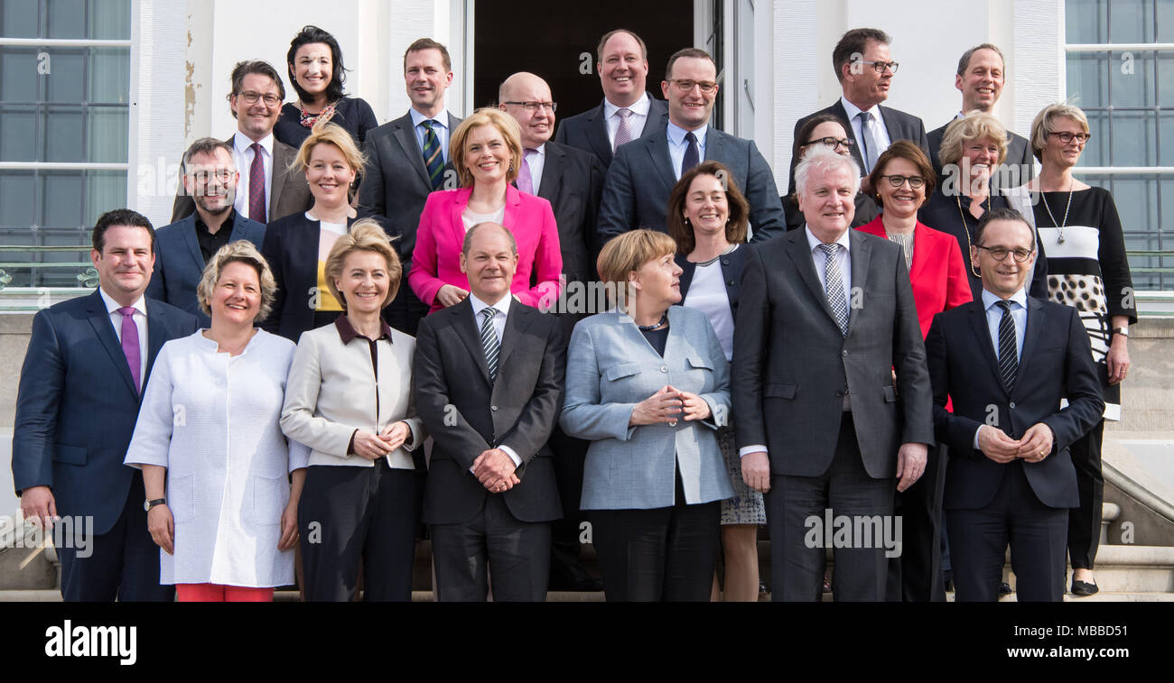 10 April 2018, Germany, Meseberg: The members of the German government  gather for a group picture on the occasion of the closed cabinet meeting  outside the guest house of Meseberg Castle near