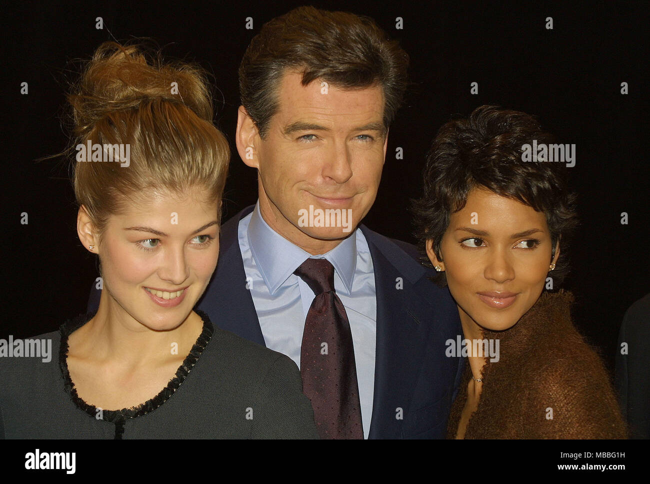 Pierce Brosnan at the Pinewood Studios for the James Bond film Die Another Day  with Rosamund Pike (left) and Halle Berry Stock Photo