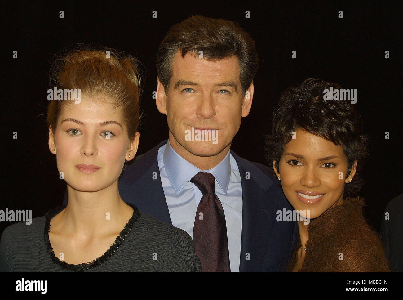 Pierce Brosnan at the Pinewood Studios for the James Bond film Die Another Day  with Rosamund Pike (left) and Halle Berry Stock Photo