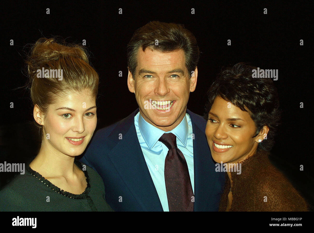 Pierce Brosnan at the Pinewood Studios for the James Bond film Die Another Day  with Rosamund Pike (left) and Halle Berry Stock Photo