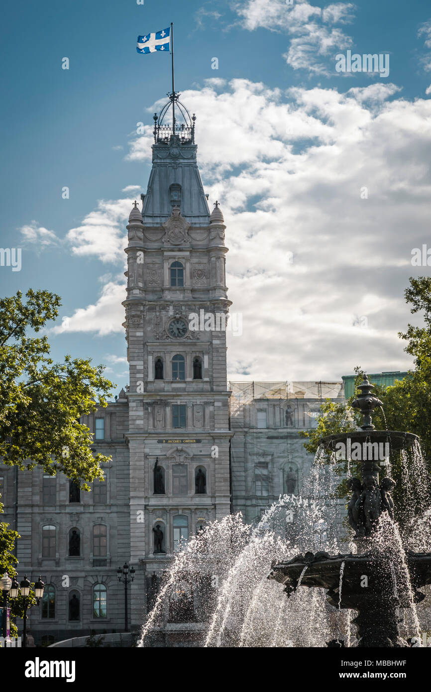 The fountain of Tourny in the center of the roundabout on Avenue Honoré
