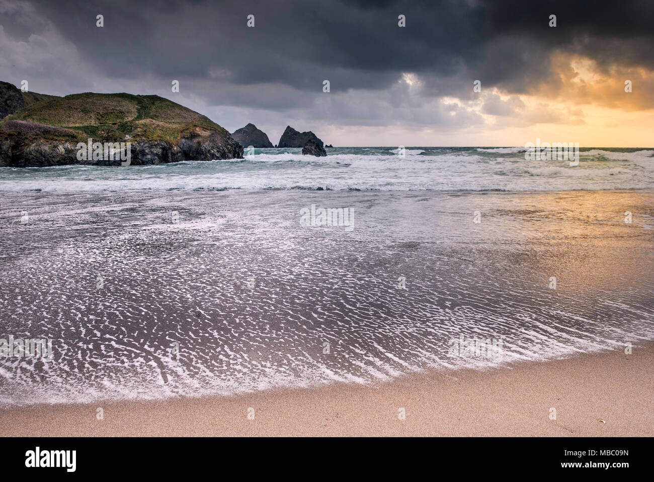 UK weather - Rainclouds gathering at the end of the day at Holywell Bay in Cornwall. Stock Photo