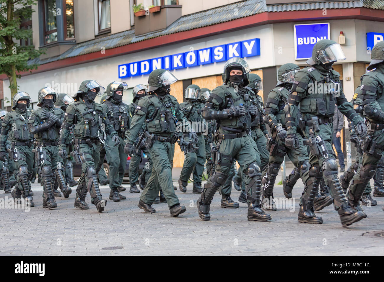 Eine Beweissicherungs- und Festnahmeeinheit der Polizei Baden-Württemberg im Einsatz während des G20-Gipfels in Hamburg Stock Photo