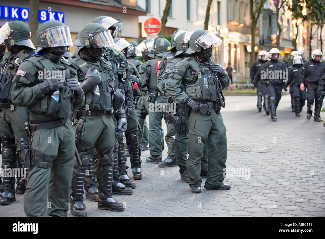 Eine Beweissicherungs- und Festnahmeeinheit der Polizei Baden-Württemberg im Einsatz während des G20-Gipfels in Hamburg Stock Photo