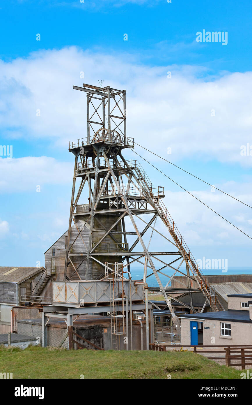 restored head frame at the old geevor tin mine in pendeen, cornwall, england, britain, uk. Stock Photo