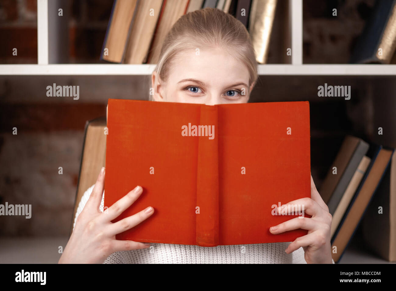 Teenage girl in a library Stock Photo - Alamy