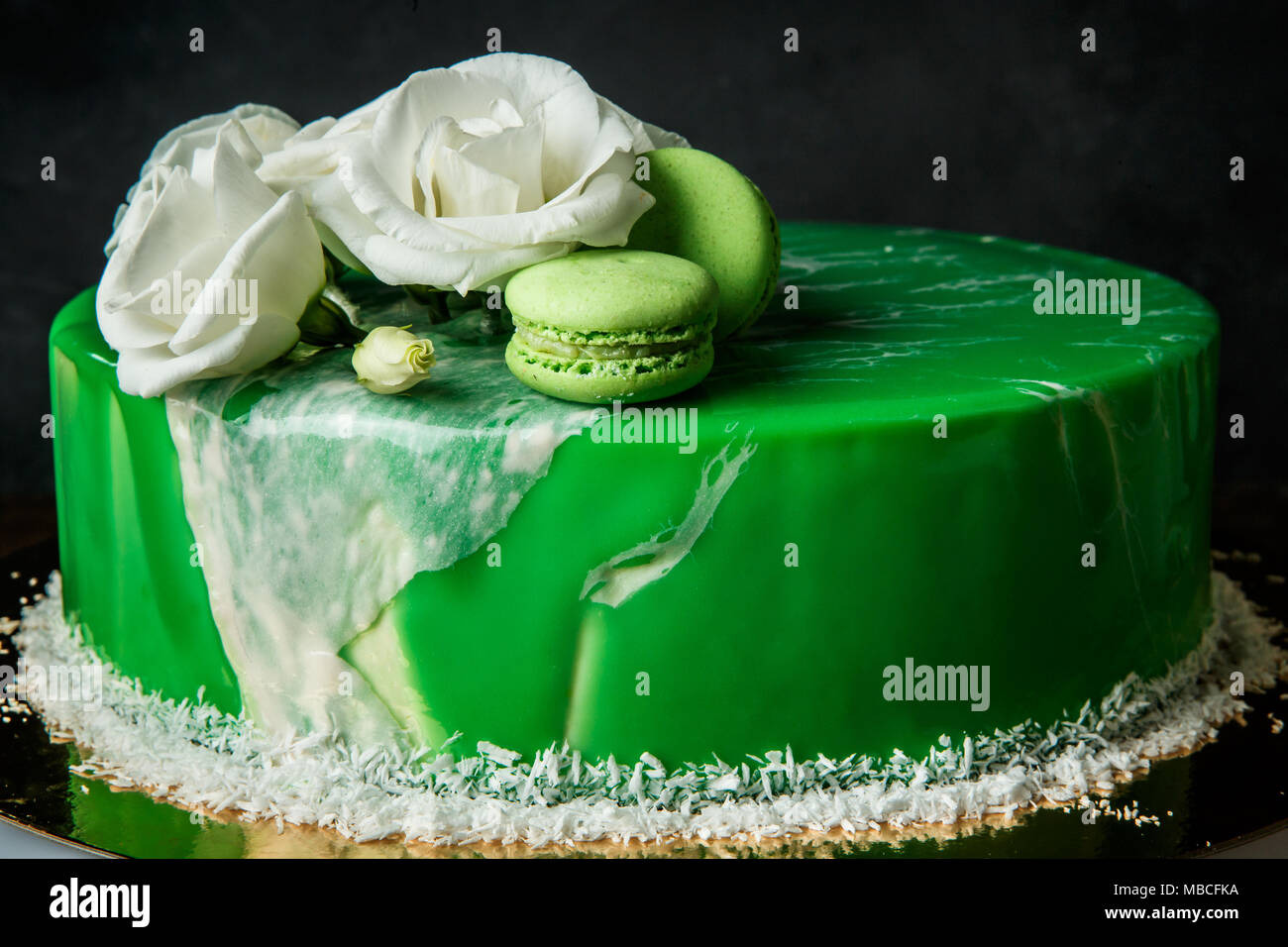 green-mirror-glaze-cake-placed-on-white-cake-stand-white-flower-on-top-black-background  | Mirror glaze cake, Mirror glaze cake recipes, Mirror glaze
