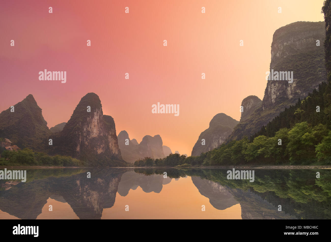 River 'china' boat hi-res stock photography and images - Alamy