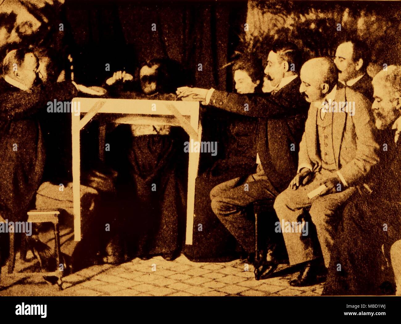 Seance. General seance under the control of Eusapia Palladino in Milan