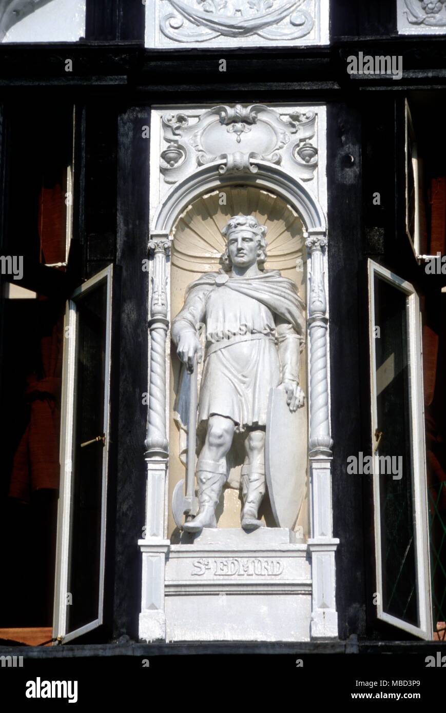 Image of St. Edmund in the facade of a mock-Tudor house in Bury St. Edmunds. Edmund the Martyr (circa 840 - November 20, 870) was a King of East Anglia. He succeeded to the East Anglian throne in 855, while still a boy. © / Charles Walker Stock Photo