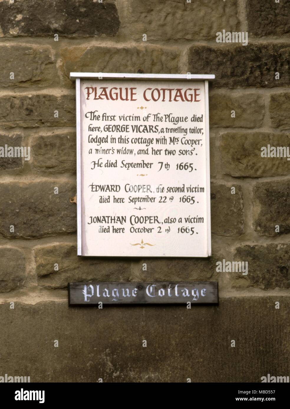 Plague Cottage. Notice relating to the deaths of inhabitants of Eyam, Derbyshire,during the plague of 1665 Stock Photo