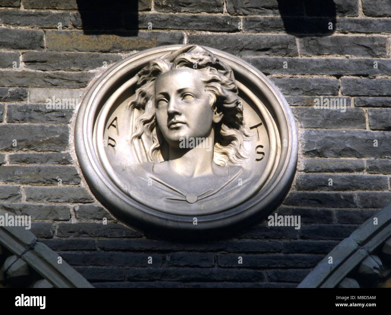 Symbols - Arts. Face symbolizing the Arts on the facade of the Librayr and Museum, Hereford. Stock Photo
