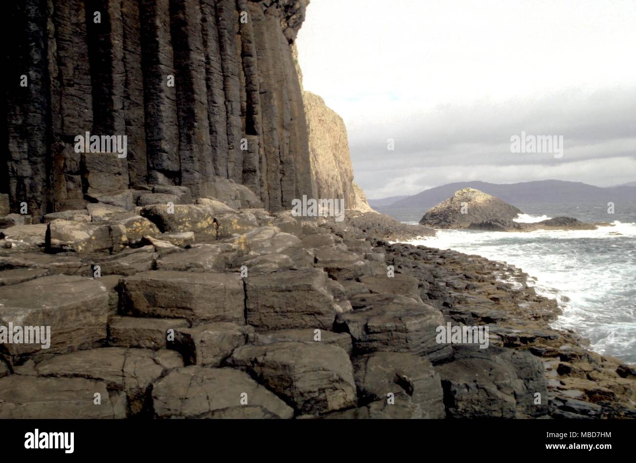 GIANT The hexagonal basaltic pavement of Staffa, said to have been constructed by Giants Stock Photo