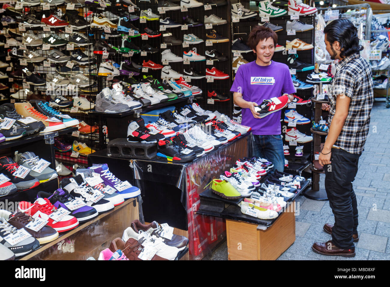 hoek Verslaggever dwaas Athletic shoe store hi-res stock photography and images - Alamy