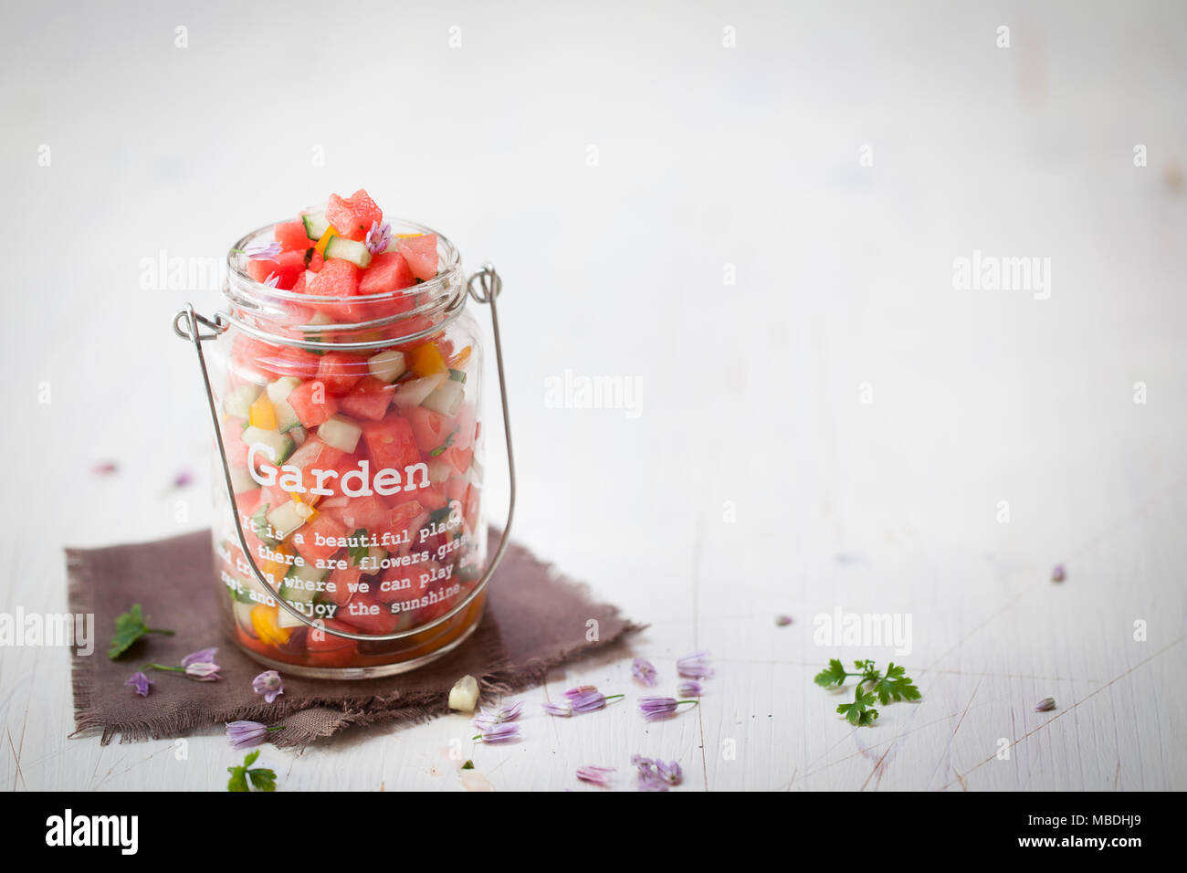 Bunter pikanter Wassermelonensalat auf weißem Holz Hintergrund Stock Photo