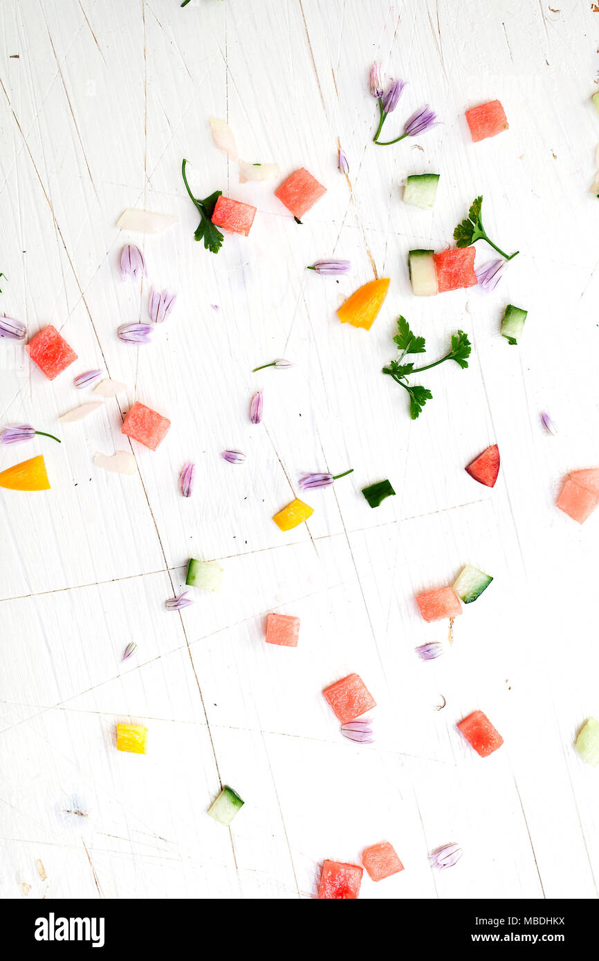 Wassermelonen und Gemüse Stücke auf weißem Hintergrund Stock Photo