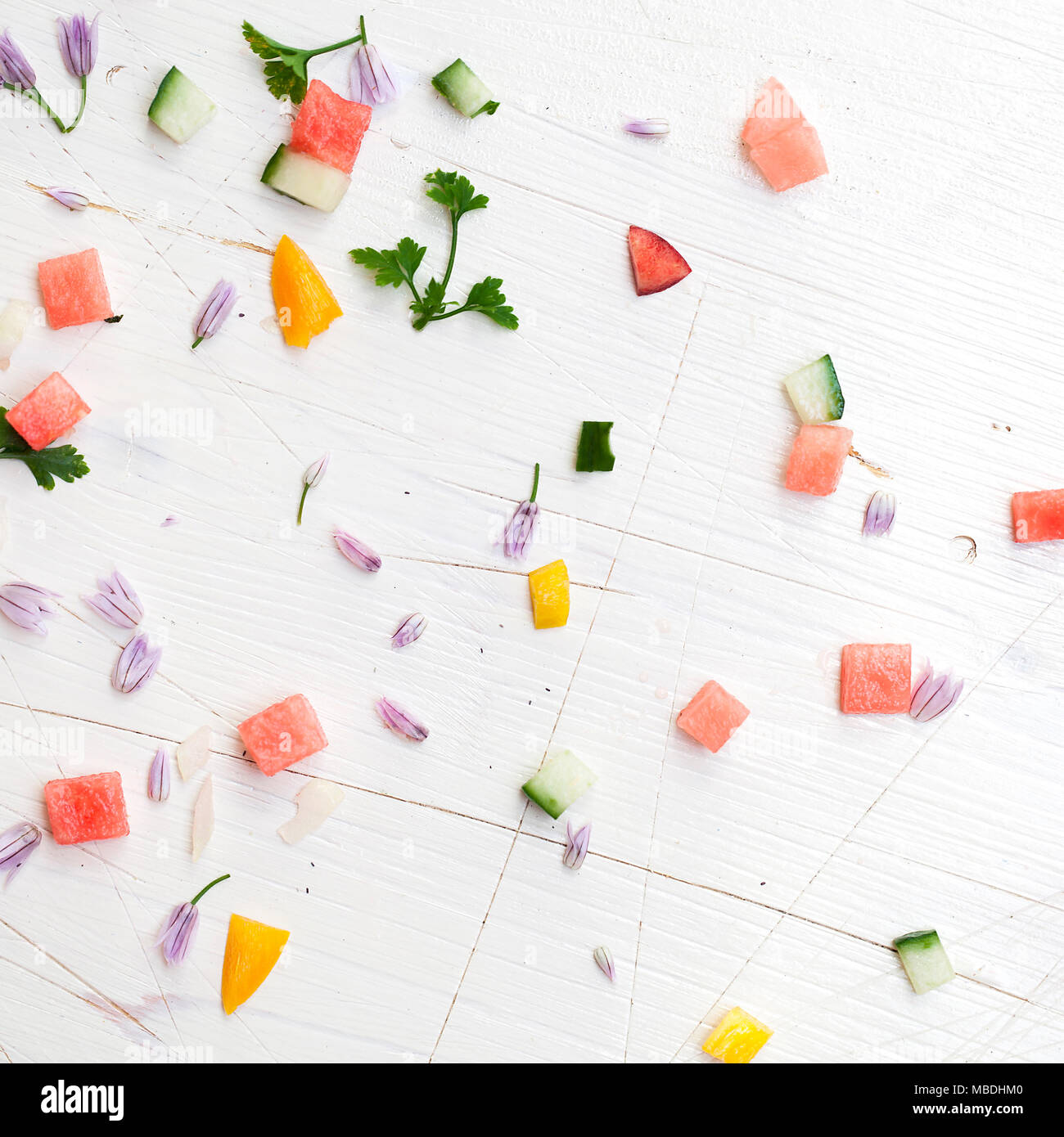 Wassermelonen und Gemüse Stücke auf weißem Hintergrund Stock Photo