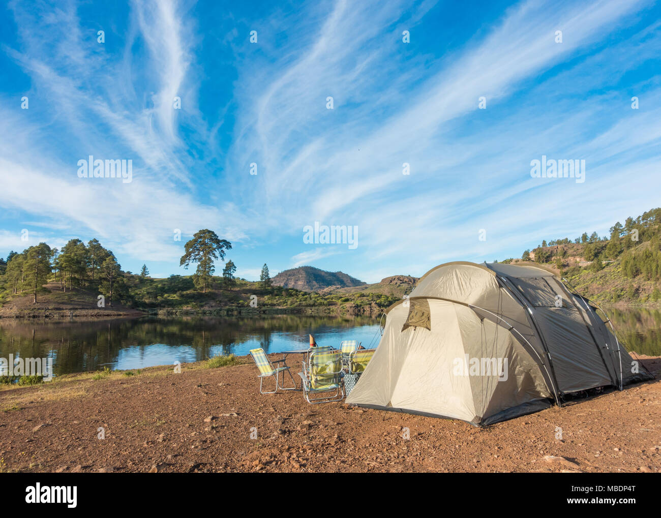 Lakeside campsite on Gran Canaria overlooking Presa de Las Ninas reservoir. Canary Islands, Spain Stock Photo