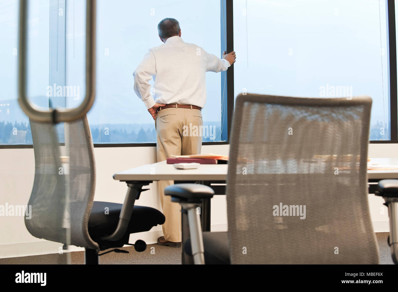 дефицит бумаги в россии. депутатский портфель. государственные гражданские служащие. предельный возраст на гос должности , гос службе. госслужащие 65 лет.