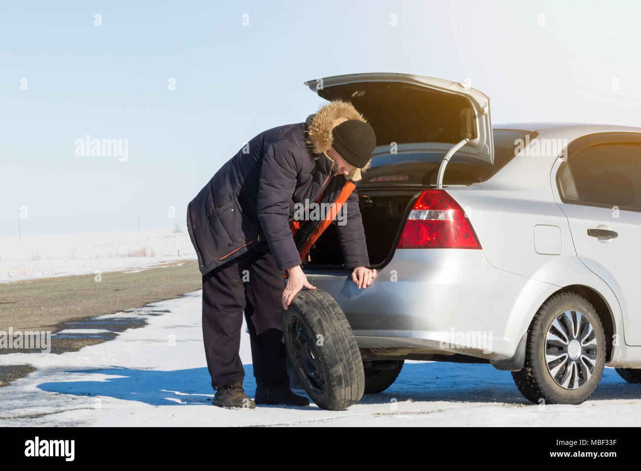 Летняя запаска зимой на заднем колесе. Колесо прокололось зимой. Летняя запаска зимой юмор. Летняя запаска зимой. Тое обж6 зима шины.