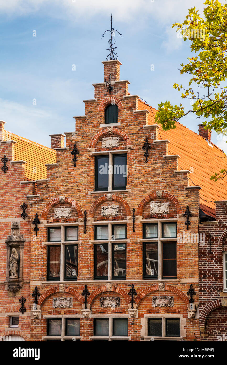 The neobaroque facade of De Kleinen Vierpot in the Potterierei in Bruges. Stock Photo