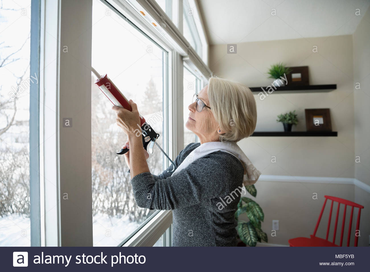 Caulking windows hires stock photography and images Alamy