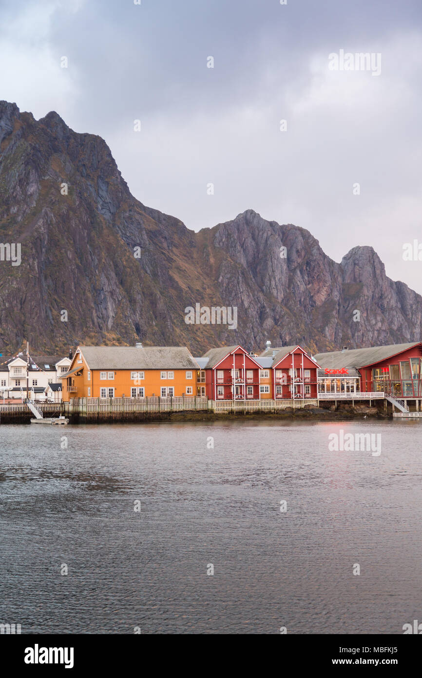 Svolvaern Lofooteilla Norjassa. Kuuluisat kalastusmajat, jotka ovat nykyisin majoituskäytössä. Stock Photo