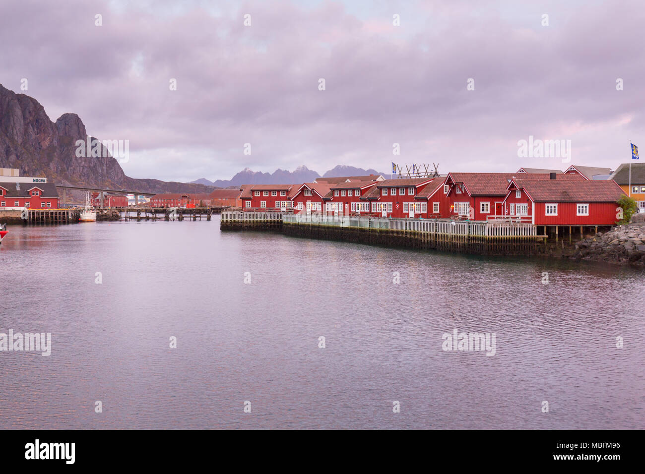 Svolvaern Lofooteilla Norjassa. Kuuluisat kalastusmajat, jotka ovat nykyisin majoituskäytössä. Stock Photo