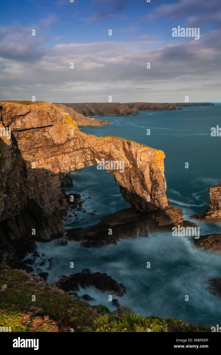 Blue ocean and cliff hi-res stock photography and images - Alamy