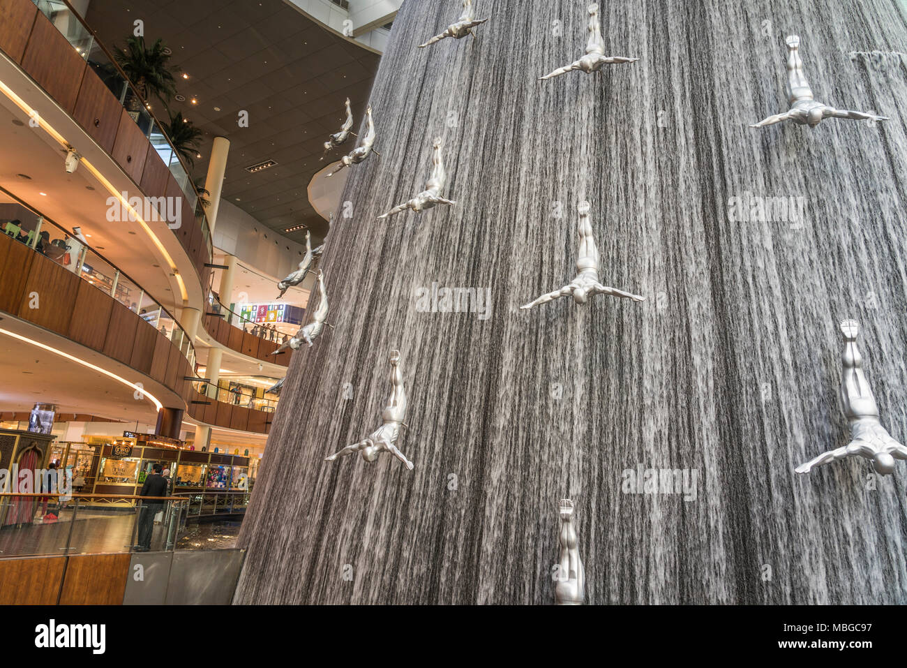 Dubai Mall Waterfall Divers Stock Photos Dubai Mall Waterfall