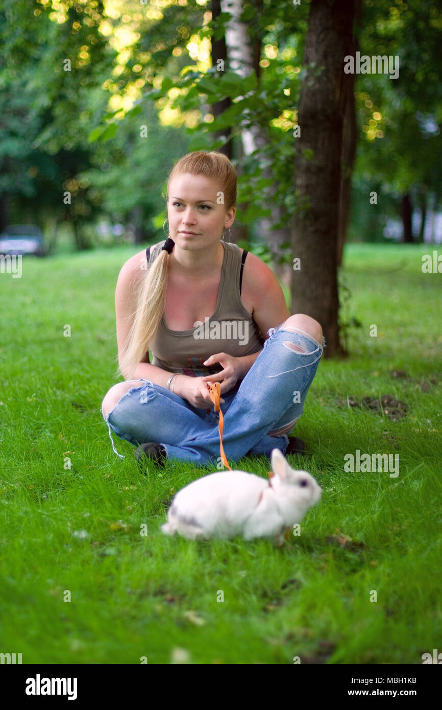 Rabbit in the park hi-res stock photography and images - Alamy