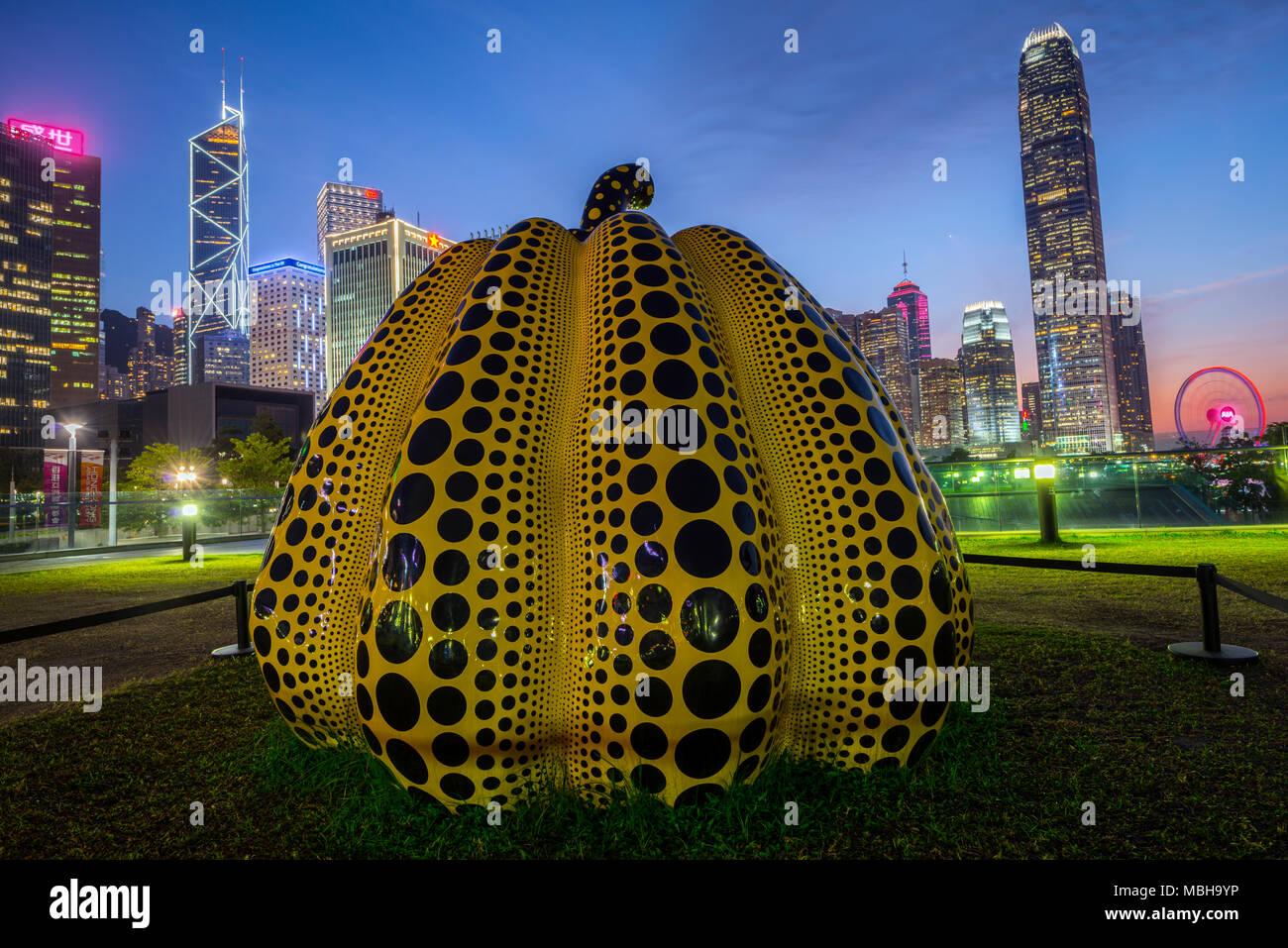 Art by yayoi kusama hires stock photography and images Alamy